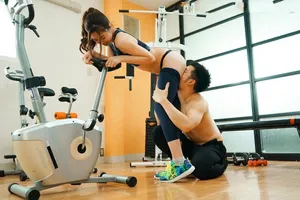 Xin ông chồng đi tập gym, người vợ địt nhau với anh pt