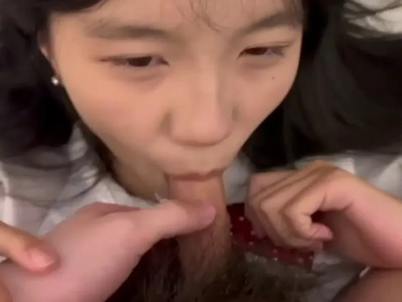 Em loli dễ thương mút chim biến em thành con đào nứng p2
